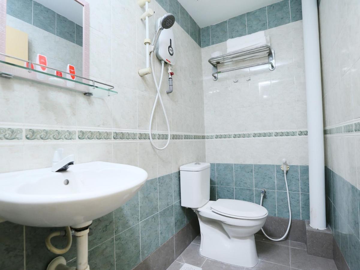 Oyo 89672 Eg Hotel Jj Джохор-Бару Экстерьер фото